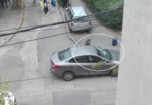 RĂFUIALĂ ÎN TRAFIC: FOTO/VIDEO EXCLUSIV – Cu o bâtă a distrus parbrizul unui autoturism sub privirile îngrozite ale mai multor copii (ACTUALIZARE)
