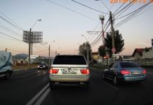 VIDEO – Un șofer șicanat în trafic de șoferul unui BMW. Alături de un Merțan a blocat bd București