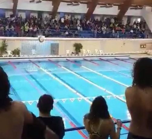 REVOLTA UNUI CAMPION MONDIAL – Copiii obligați să asculte IMNUL SECUIESC la Campionatul Național de Înot de la Miercurea Ciuc (VIDEO)