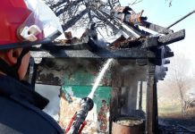 FOC: O gospodărie a fost distrusă de flăcări la Urmeniș (galerie foto)