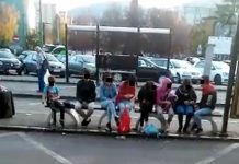 EXCLUSIV VIDEO CAMERĂ ASCUNSĂ – REVOLTĂTOR: Opt copii inhalând aurolac sub ochii polițiștilor. ”O să îi alungăm imediat doar să mănânce băieții!!!” spun polițiștii