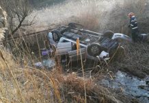 LA 19 ANI A FUGIT DE POLIȚIE: Beat și cu ITP-ul expirat a ajuns cu mașina într-un gard