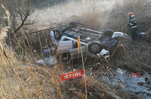 masina rasturnata apa