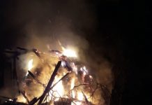 INCENDIU LA POIENILE DE SUB MUNTE: Un șopron cu fân arde ca o torță