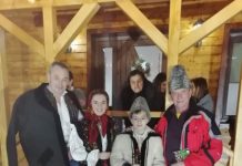 DE SĂRBĂTORI ÎN MARAMUREȘ – Canotorul Ivan Patzaichin alături de canotorul Vasile Tomoiagă, în cartierul Rădeasa (Vișeu de Sus)