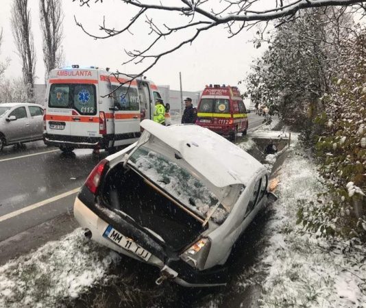 IMAGINI EXCLUSIVE – NEBUNIE DE IARNĂ – Prima ninsoare mai serioasă, primele probleme. Accidente și blocaje în tot Maramureșul. Intervenții în pasurile montane (GALERIE FOTO/VIDEO)
