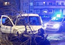 EXCLUSIV FOTO – La Sighet, un șofer a ajuns cu mașina în copaci, apoi pe trotuar a lovit un copil