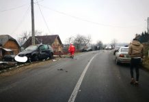 ACCIDENT ÎN GROȘI – Două mașini s-au făcut praf. Poliția și pompierii SMURD intervin (galerie foto/actualizare)
