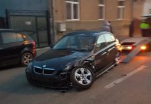 EXCLUSIV GALERIE FOTO – NEBUNIE PE ȘOSELE: A intrat cu BMW-ul în două mașini. Șoferul a fugit de la fața locului (ACTUALIZARE)