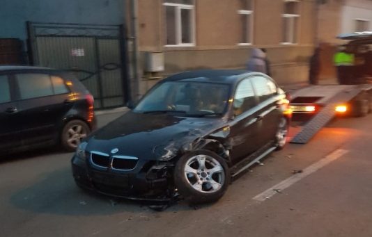 EXCLUSIV GALERIE FOTO – NEBUNIE PE ȘOSELE: A intrat cu BMW-ul în două mașini. Șoferul a fugit de la fața locului (ACTUALIZARE)