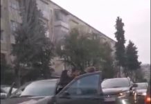 EXCLUSIV / CAT FIGHT DE BAIA MARE – Două șoferițe și-au împărțit pumni pe strada Victoriei, după ce și-au lovit mașinile (VIDEO/FOTO)