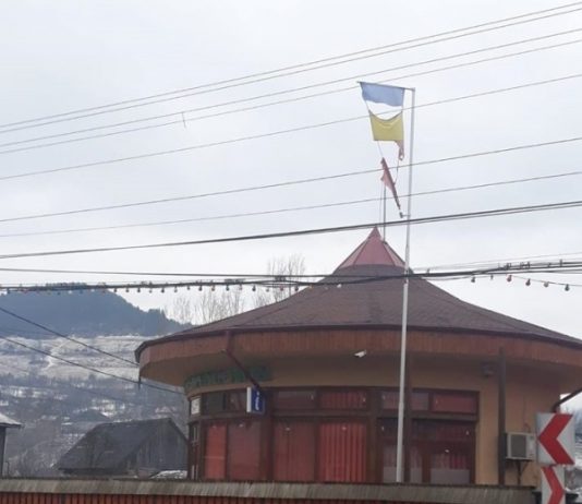 BĂTAIE DE JOC: Drapelul național batjocorit de Primăria orașului Săliștea de Sus (FOTO)