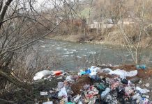 ÎNFIORĂTOR: Râurile și pâraiele din Poienile de Sub Munte, îngropate în gunoaie (GALERIE FOTO)