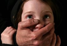 PANICĂ – O băimăreancă reclamă că un necunoscut a vrut să îi răpească fiul din parcarea unui supermarket