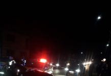 EXCLUSIV FOTO/VIDEO: URMĂRIRE ÎN TRAFIC – S-a înfipt cu BMW-ul fără plăcuțe de înmatriculare într-un podeț din Berbești. Pistol găsit în bord de polițisti, suspecți încătușați (ACTUALIZARE)