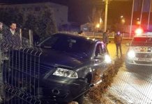 ÎNCĂ UNUL: A zburat prin sensul giratoriu de la Euro House direct în gardul hotelului (FOTO)