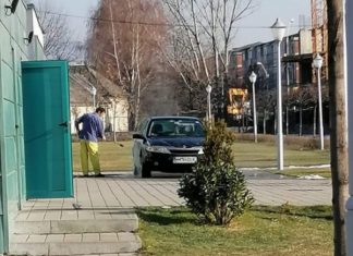 FOTO: BIZONI DE BAIA MARE – Un băimărean și-a spălat mașina în Parcul Central, cu apă trasă din WC-urile parcului