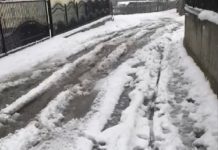 FOTO/VIDEO – POIENILE DE SUB MUNTE: Drumuri impracticabile în întreaga comună. Nimeni nu deszăpezește
