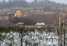 ACCIDENTE LA IEȘIRILE DIN BAIA MARE – Mașini avariate la urcarea pe Dura. Autoturism în stâlp la sensul giratoriu de la spațiile comerciale (FOTO)