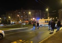 ACTUALIZARE – INCREDIBIL – Pieton lovit pe zebră de un BMW și târât pe capotă 30 de metri în Baia Mare. Șoferul nu a fost prins (FOTO)