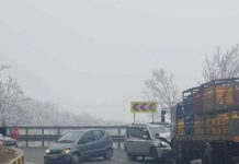 FOTO – ACCIDENT pe DN18 cu trei autovehicule în pasul GUTÂI din cauza poleiului