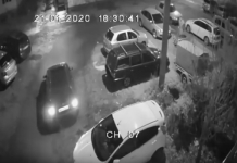 IMAGINI CAMERĂ DE SUPRAVEGHERE: A lovit o mașină parcată, apoi a fugit de la fața locului