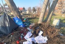 BĂTAIE DE JOC: Facturile de la Electrica ale sighetenilor aruncate în cimitirul catolic (GALERIE FOTO CITITORI)