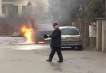 FOTO/VIDEO – O mașină a ars ca o torță lângă sediul Poliției Rutiere Baia Mare. Proprietarul a avut accident