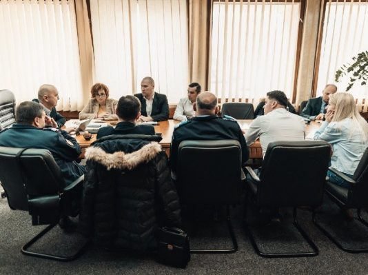 Problema imigranților care au făcut scandal în tren a ajuns până la prefect – se discută să fie bine ca să nu fie rău