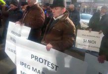 PNL SUB ASEDIU – Pensionarii IPEG Maramureș au protestat în fața sediului partidului aflat la guvernare (VIDEO/FOTO)