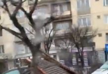VIDEO FORMARE CICLON: Acoperișul unui bloc de pe bd Independenței aruncat peste o mașină. Nenorocire în trafic și în pasul Gutâi dar și pe Cavnic