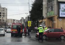 ACCIDENT ÎN INTERSECȚIE: Două mașini s-au ciocnit, o persoană rănită (galerie foto)