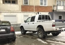 FOTO CITITORI: Un polițist din Borșa își parchează mașina personală pe trotuar