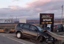 GALERIE FOTO: A intrat cu mașina într-un parapet de protecție metalic aproape de Șomcuta Mare