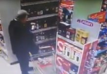 VIDEO: PENTRU O VOTCĂ – Un bărbat filmat în timp ce sustrăgea două sticle de alcool la un supermarket din Baia Mare