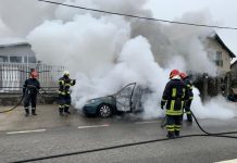 ACTUALIZARE / INCENDIU – O mașină a ars ca o torță lângă sediul Poliției Recea (FOTO)