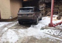 FOTO: Bărbat din Vișeu de Sus lăsat fără bolidul luxos de 40.000 de euro, ziua-n amiaza mare, pe stradă