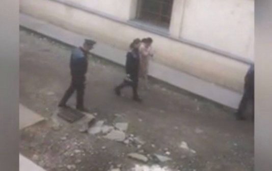 DECI SE POATE: Sorina Pintea, adusă cu escortă în fața instanței, FĂRĂ CĂTUȘE (foto)