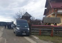 EXCLUSIV: HAOS LA SIGHET – 16 români escortați de poliție nu se știe unde vor fi carantinați (FOTO/VIDEO)