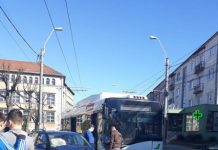 ULTIMĂ ORĂ: O șoferiță a ieșit cu mașina din parcare fără să se asigure fiind lovită de troleibuz (galerie foto)
