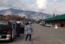 INCREDIBIL – EXCLUSIV FOTO/VIDEO: Sute de maramureșeni blocați de ore-ntregi între Italia și Austria. Li se refuză tranzitul spre România (ACTUALIZARE)