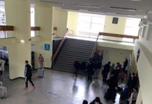 Zeci de maramureșeni din Paris au ajuns pe Aeroportul Cluj! De șase ore aşteaptă să fie duşi în carantină (VIDEO/FOTO)