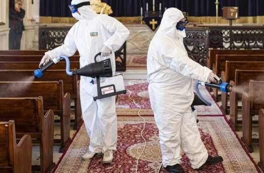 În caz de deces de coronavirus în România, doar două rude pot vedea cadavrul, sicriul va rămâne închis