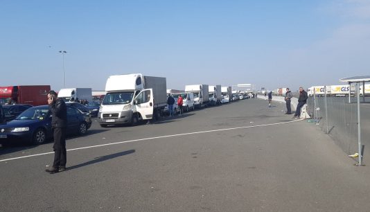 FOTO/VIDEO EXCLUSIV – MARAMUREȘENI – Mii de români așteaptă de 10 ore să intre în țară prin PTF Nădlac II. Coloane de 15 km pe șase benzi