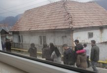 EXCLUSIV: DUPĂ MOISEI, o altă familie FERNEZIU (BAIA MARE) și-a înmormântat mama cu alai sub ochii polițiștilor (galerie foto)