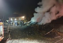 TRAGEDIE LA MOISEI: Un bărbat de 37 ani a fost găsit decedat într-o gospodărie cuprinsă de foc (ACTUALIZARE FOTO)