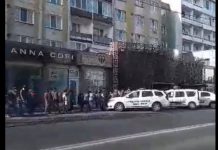EXCLUSIV VIDEO: Băimărenii s-au luat la bătaie pentru mâncare. Au intervenit trei echipaje de poliție. O faptă bună pe care o parte a oamenilor nu o știu aprecia