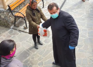 Preot din Baia Mare, înger păzitor pentru vârstnici în pandemie (GALERIE FOTO)