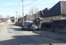 FOTO – LA 19 ANI A FUGIT DE POLIȚIE: Beat, fără permis și cu ITP-ul expirat a ajuns cu mașina într-un gard și apoi într-un podeț