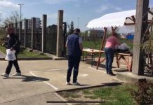 CINE ÎNCALCĂ LEGISLAȚIA? Sfintele Paști împărțite băimărenilor chiar în poarta Bisericii. Cine sunt vinovații? JURNALIȘTII (galerie foto)